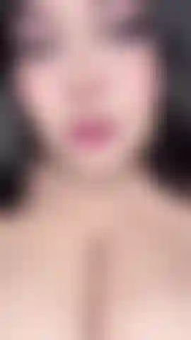 Je fais rebondir mes seins et je te crache.