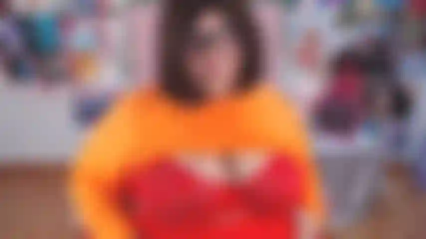 Velma cosplay taquine les seins et la pipe.