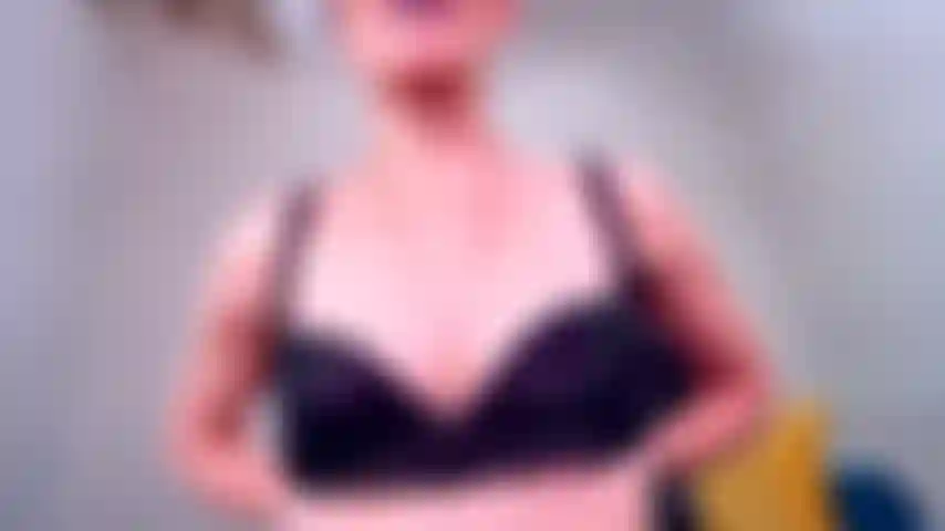 Ice taquine sur de gros mamelons.