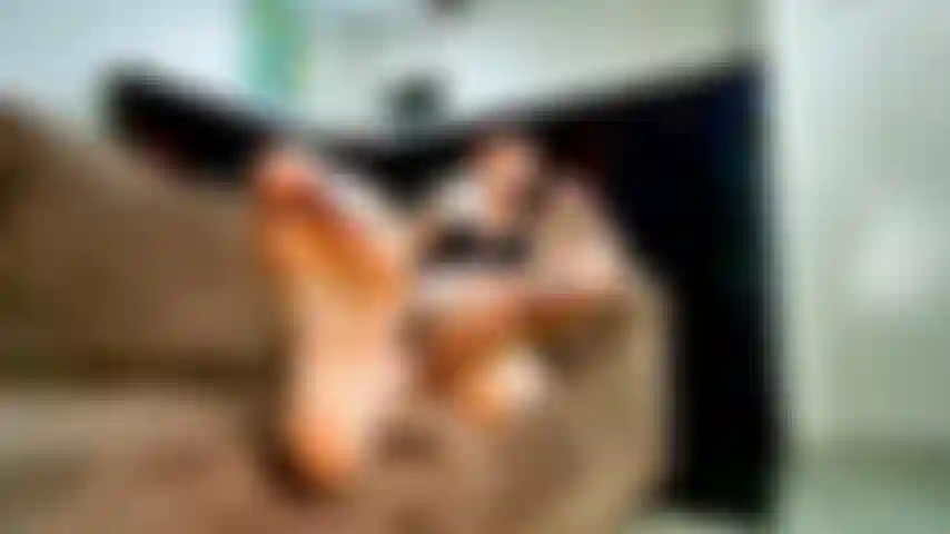 Aimant hommage au culte des pieds.