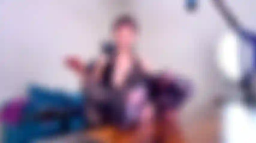 Sph taquine les pieds en nylon.