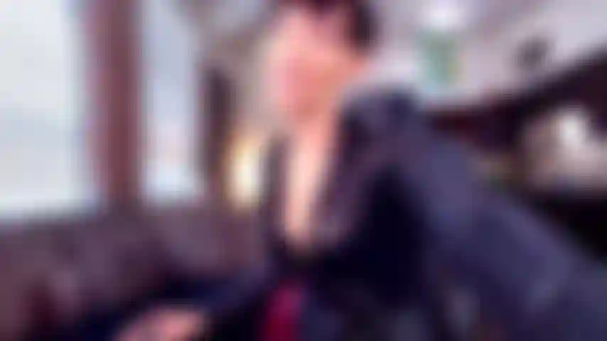 Une petite perdante de bite baise des pieds en nylon.