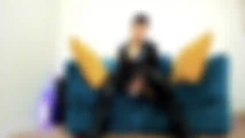 Cei avec un gode-ceinture et des bottes.