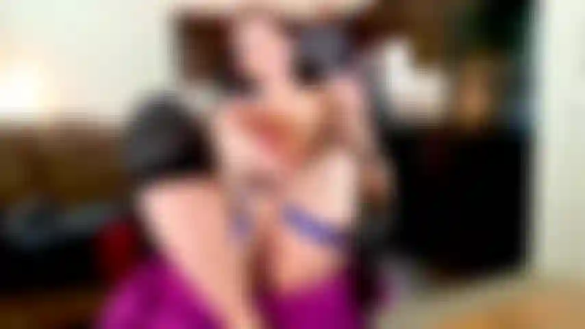 Je taquine les orteils jusqu'à la masturbation du clitoris, l'orgasme et la chatte béante.