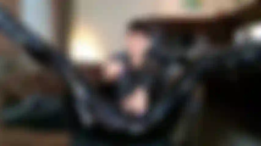 Une combinaison en latex taquine avec des vibrations intenses.