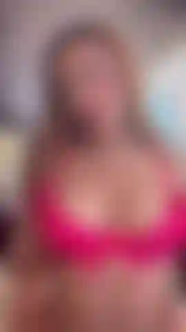 Regarde mes mains jouer avec mes seins qui dégoulinent, ça t'excite de me voir comme ça ?