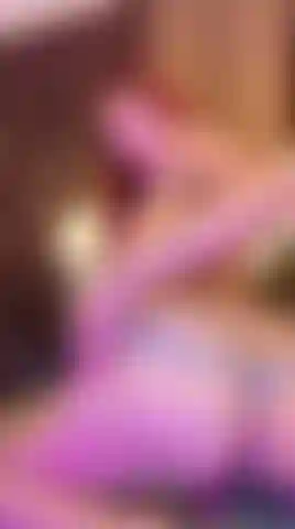 Regarde comment je bouge mon gros cul devant ton écran, te laissant entendre l'écho de chaque fessée marquant ma peau brûlante.