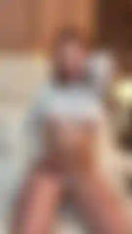 Mes doigts glissent sur mes seins fermes pendant que je te regarde d'un air coquin.