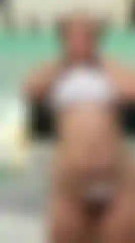 Je veux que tu jouisses pour moi aujourd'hui, je veux que tu apprécies comment je joue avec mes seins et mon gros cul, je veux juste que tu regardes et que tu jouisses beaucoup pour moi.