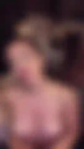 Sens comme je l'enfonce lentement en te regardant droit dans les yeux.