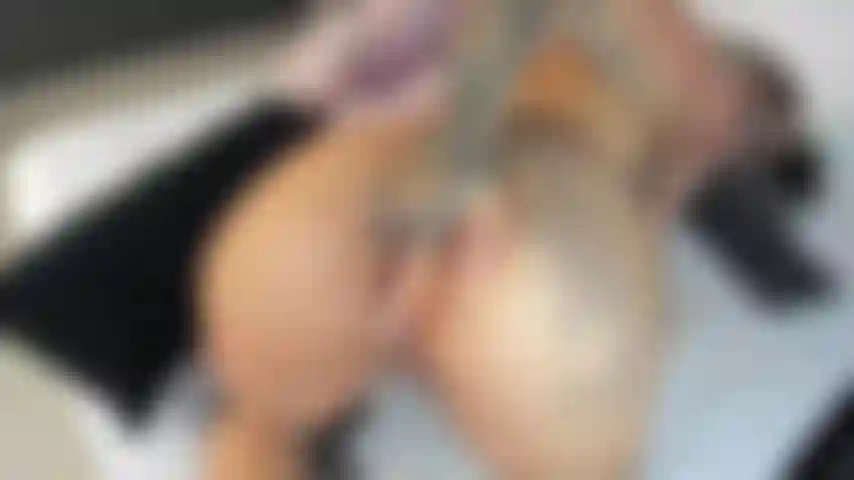 Tu aimes la façon dont ta bite pénètre dans mon cul serré, je ne veux pas que tu t'arrêtes jusqu'à ce que je te le demande, profite simplement et fais-moi crier.