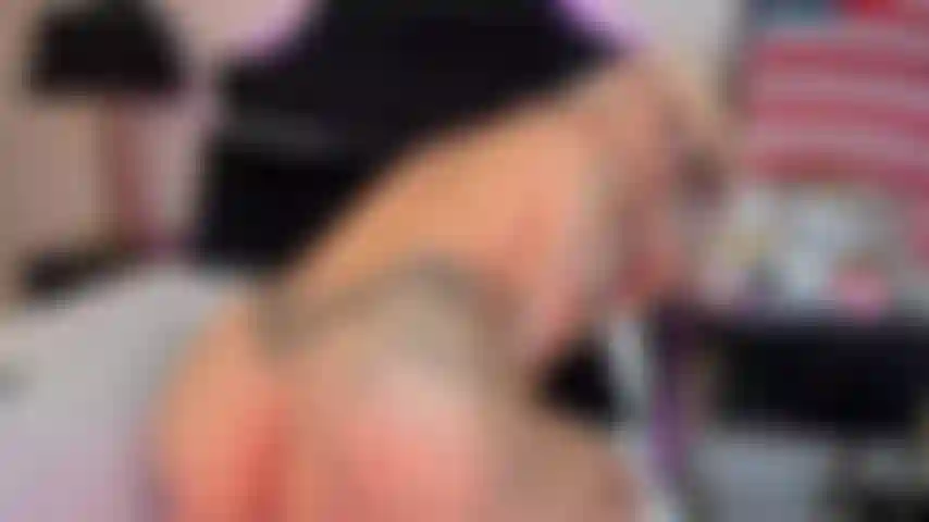 Je sais que tu bandes encore plus fort quand je chevauche cette bite en te tournant le dos, pour que tu puisses gifler mes courbes.