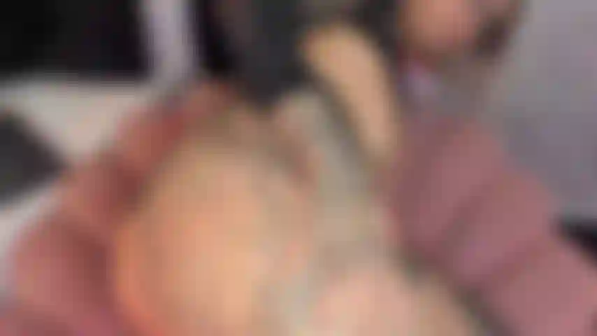 Voir mon cul sexy s'ouvrir te rendra dur instantanément, mais ce que je veux vraiment, c'est sentir ta bite dans ma bouche, goûter chaque centimètre de toi et avaler chaque goutte de ton sperme chaud.