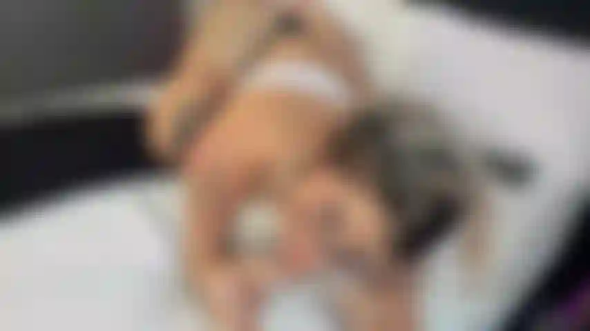 Regarde mon cul sexy et chaud penché pendant que je suce chaque centimètre de ta bite dure, je la ferai rebondir pour que tu te sentes comme si tu étais au vrai paradis.