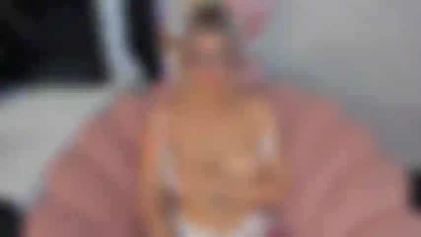 Mes lèvres parcourent chaque centimètre de ta bite, la rendant dure comme un roc, quand tu ne peux plus le supporter, baise-moi au plus profond de ma chatte humide, fais-moi crier de plaisir et remplis-moi de ton lait.