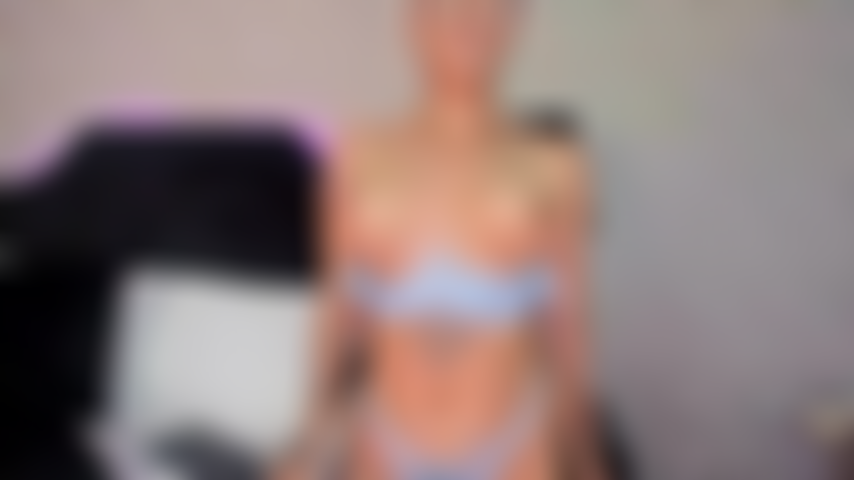 Mes gros seins rebondissent pendant que je suis nue pour que tu bouges, cela rendra ta bite plus dure au point de les sucer et de les baiser.