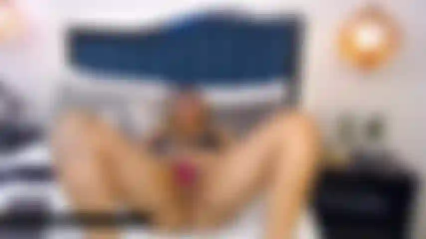 Je vibre ma chatte mouillée puis je la baise fort.