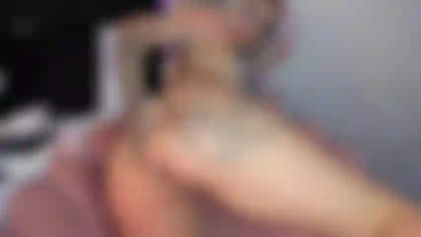 Sens à quel point mon cul est serré pendant que ta bite me remplit complètement, puis sors-la et baise ma chatte humide, jusqu'à ce que tu ne puisses plus le supporter et explose en moi.