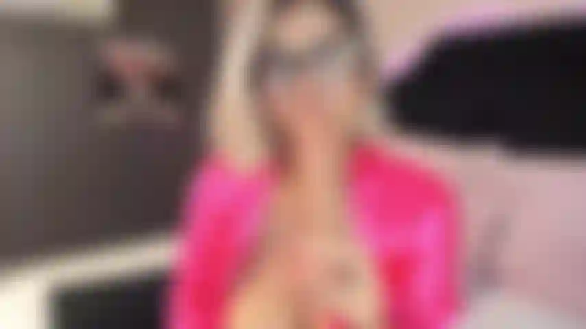 Mes lèvres sexy courent pas à pas sur ta bite dure pour la rendre dure comme un roc, et facilitent la chaleur de mes gros seins pour te faire exploser.