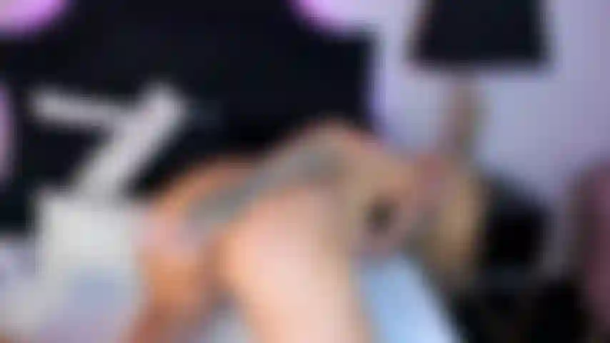 Viens et profite de regarder comment je baise mon cul pendant que mon jouet vibrateur mouille ma chatte rose.