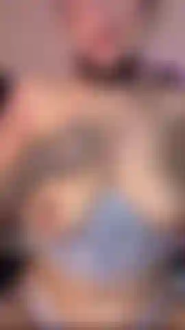 Mes gros seins sont prêts à baiser ta bite dure. Les vibrations de mon jouet font que ma chatte devient très chaude, mes jambes tremblent du plaisir que je me donne en baisant et en jouant avec mon domi en même temps.