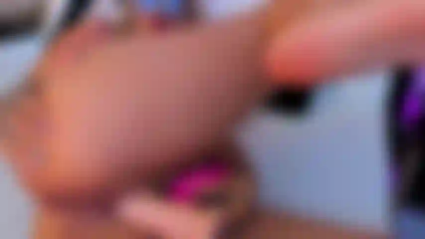 Je me doigte le cul en faisant vibrer ma chatte !!