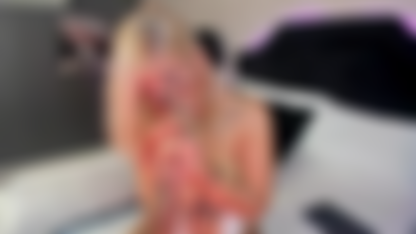 Sucer ta bite dure me rend plus humide que d'habitude, je veux la sentir durement jusqu'au fond de ma chatte.