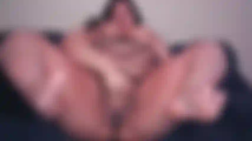 Qui se masturbe avec les semelles exposées.