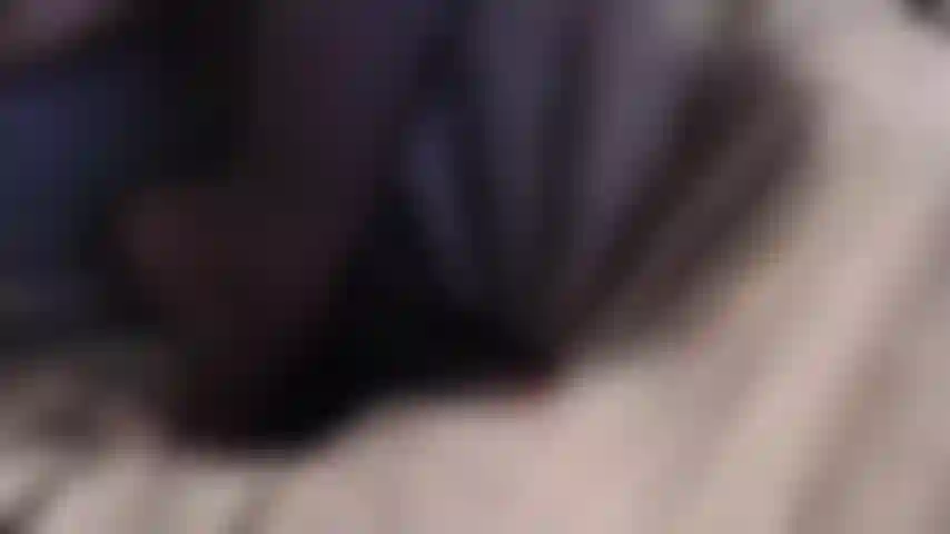 Les pieds nus déballent les bas de nylon.