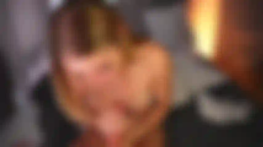 Une longue pipe chaude et du sexe avec un gode.