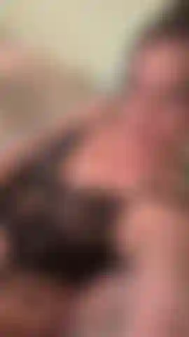 Regardez-moi allongée sur le canapé en lingerie noire, me caressant et me doigtant pendant que j'attends de me faire baiser, avant de lécher mes doigts pour les nettoyer 😏.