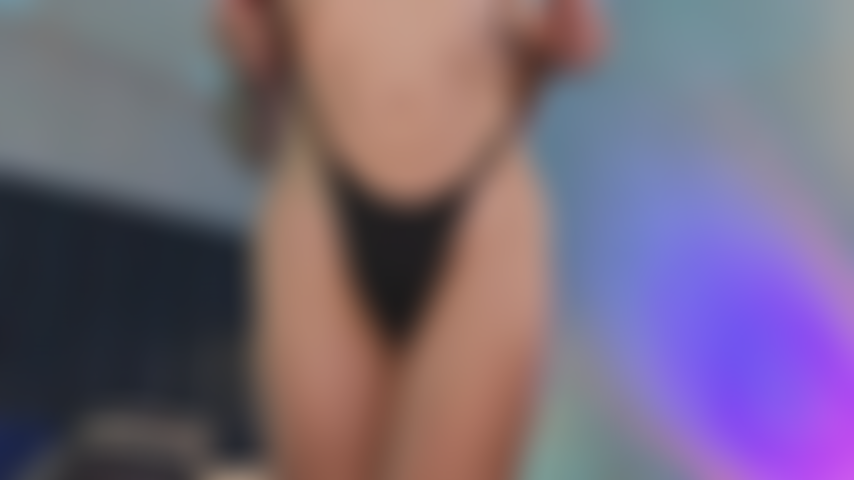 Une fille trans au corps plein d'huile en bikini.