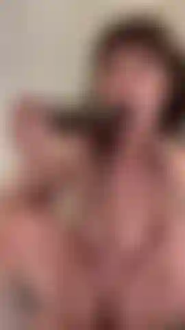 Une pipe super bavarde sur un énorme gode bbc.