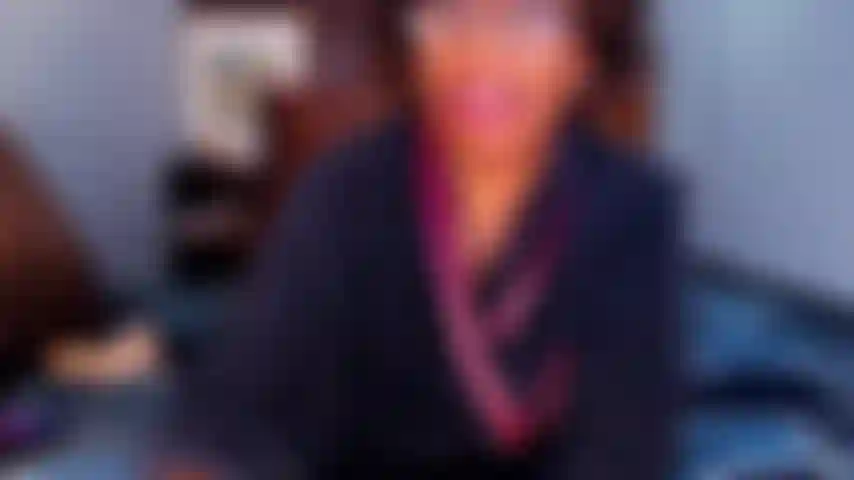 Laisse-moi te faire jouir avec ma belle chatte et mon cul parfait hmmmm.