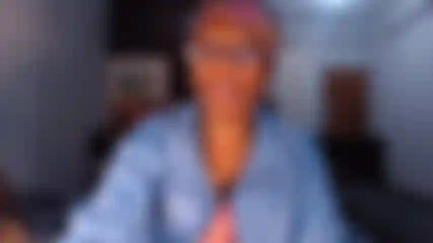 Viens me regarder baiser mon beau cul baisable.