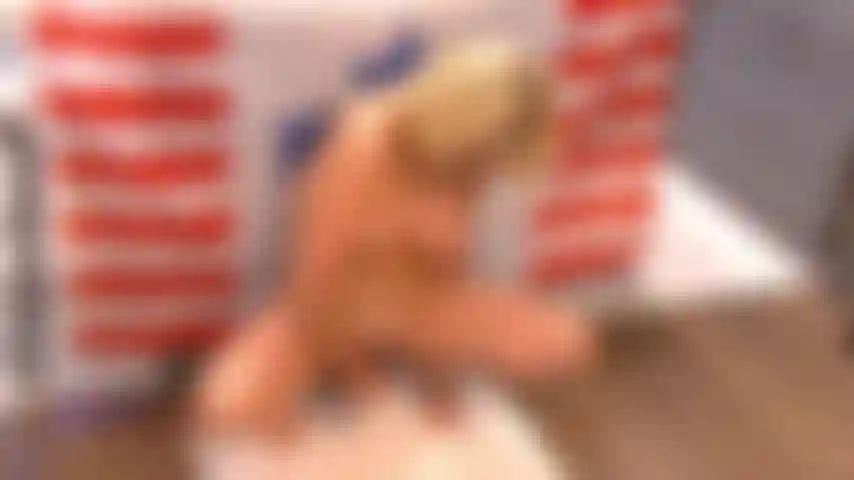 Je lèche mon sperme sur le sol.