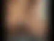 Je chevauche un gode sur une chaise claire.