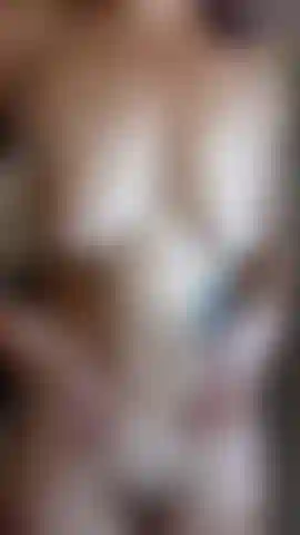 La chatte juteuse se fait huiler et doigter par derrière.