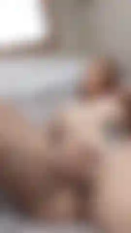 Un gode chaud après l'entraînement et un orgasme vibromasseur.