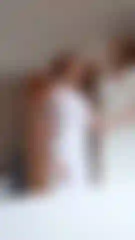 Font fondre la glace et bande de douche en tenue de yoga blanche.