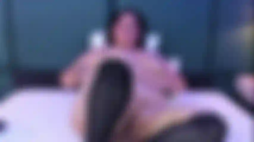 Belle bbw profite de ton corps humide avec tes doigts rapides.