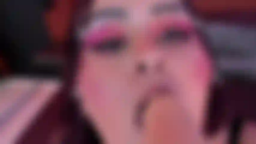 Bbw baise sa bouche sans compassion avec son jouet préféré.