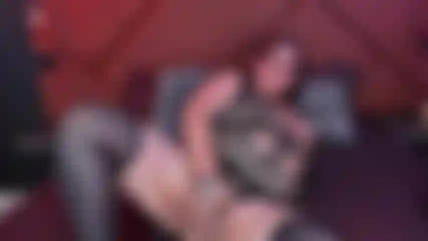 Regarde comment ma chatte rose est baisée et me laisse emporter par l'orgasme.