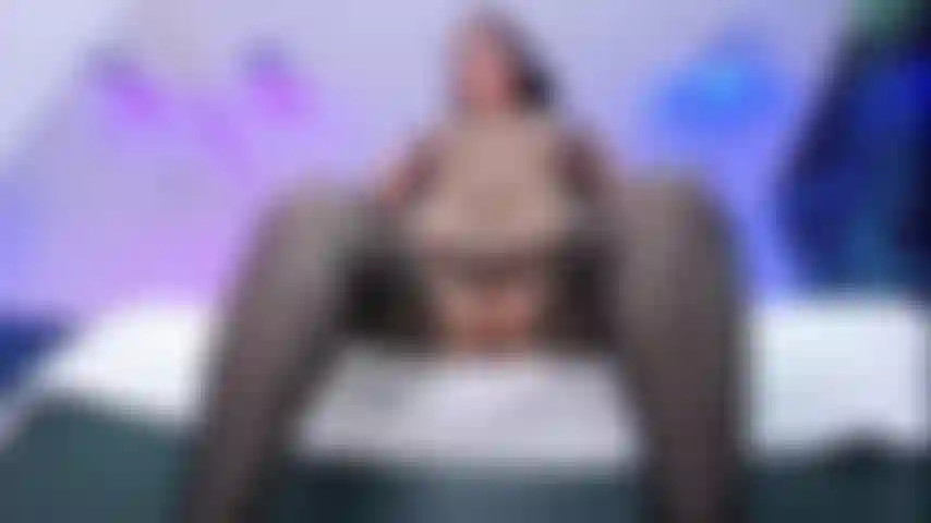 Laisse mon immensité écraser ta bite dure et épaisse, profite de mon corps tout en courbes.