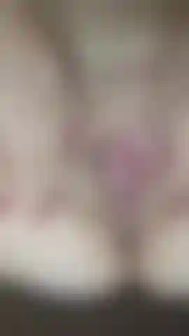Je doigte ma chatte mouillée.