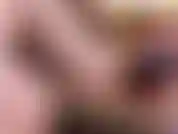 Un grand méchant dragon en jouet et avec des orteils.