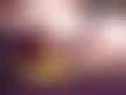 Petits seins seins nus, fumant.