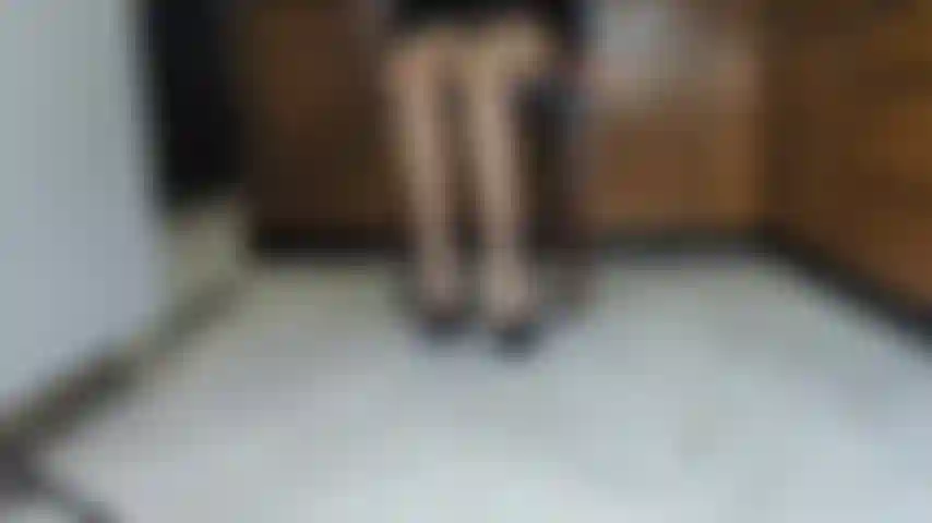 Bas neufs, cicatrisations noires.