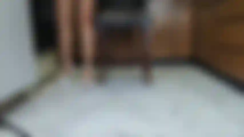 Talons de strip-teaseuse blancs.