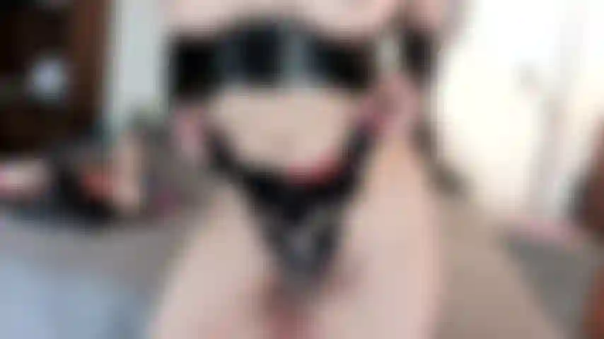 Je joue avec le gode-ceinture gentiment et fort !